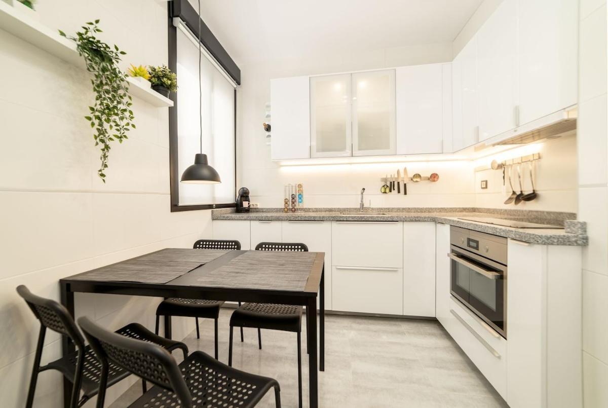 -malagasunapts- Stylish Centre Pool&parking Apartment Málaga